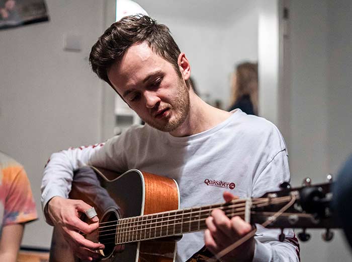 MARIO 027 mit Gitarre
